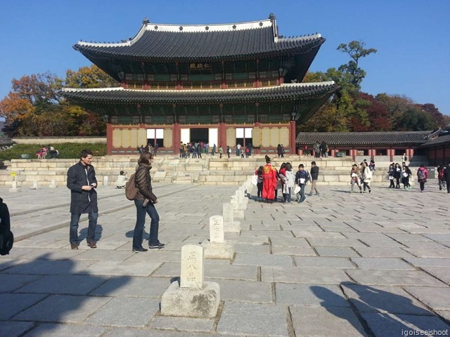 Changdeokgung - Rank stones in front of the Injeongjeon (Throne Hall)