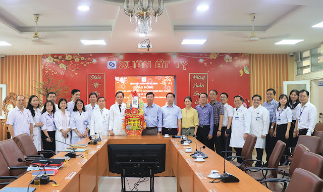 Đồng chí Vũ Ngọc Tuất cùng các thành viên trong đoàn  thăm, chúc Tết tại Bệnh viện Nhân dân Gia Định. (Ảnh: MD)