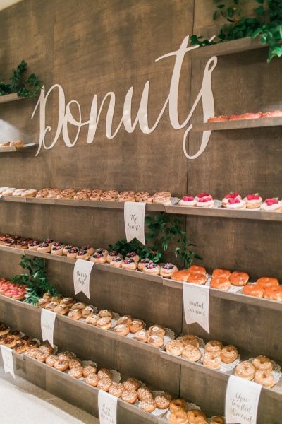 Mesa de aperitivos con donuts para boda