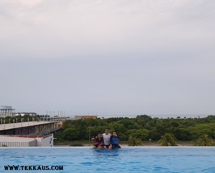 Holiday Inn Melaka Swimming Pool Pictures