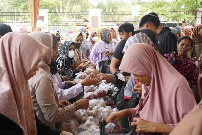 PRABUMULIH – Kejaksaan Tinggi Sumatera Selatan melaksanakan Operasi Pasar Murah, Gerakan Pangan Murah, dan Launching Program Adhyaksa Peduli Anak Umang,serentak Se sumatera Selatan.  Kejaksaan Negeri Kota Prabumulih dan Pemerintah Kota Prabumulih  menggelar Operasi Pasar Murah dan Gerakan Pangan Murah, yang menyajikan barang-barang kebutuhan pokok masyarakat (kepokmas) dengan harga lebih murah dari harga pasaran, pasar murah tersebut digelar di Halaman Kantor Kejaksaan Negeri Kota Prabumulih, Selasa (2/4/2024).  Antusias warga sekitar untuk membeli kebutuhan bahan pokok di pasar murah tersebut cukup tinggi.  Mereka telah berkumpul dan memenuhi lokasi pelaksanaan kegiatan pasar murah sekira pukul 08.00 WIB agar bisa mendapatkan barang kebutuhan pokok dengan harga yang sangat terjangkau.  Pj.Walikota Prabumulih,H.Elman,ST,MM  mengatakan, operasi pasar murah digelar oleh Tim Pengendalian Inflasi Daerah (TPID) Kota Prabumulih, yang dilaksanakan secara serentak se Sumatera Selatan, khususnya di Kota Prabumulih Pada kegiatan tersebut, warga bisa membeli paket sembako dengan harga yang relatif murah dari harga pasaran. Adapun komoditi yang dijual diantaranya telur ½kg 10 ribu, gula 1kg 10 ribu, minyak 1 liter 10 ribu, bawang merah ½kg 10 ribu,bawang putih ½kg 10 ribu, cabe ¼kg 5 ribu, beras SPHP 5 kg 54 ribu dan daging beku 1 kg 95 ribu.  "Di pasar tradisional harga kepokmas saat ini masih terpantau stabil. Terlebih dengan digelarnya operasi pasar murah ini, bisa membantu menurunkan harga secara berangsur-angsur,” ujar Sumarti   Gerakan pangan murah sendiri merupakan langkah pemerintah dari pusat hingga ke daerah untuk meredam harga sembako yang biasanya melambung tinggi menjelang hari-hari besar nasional.  Kegiatan pangan murah ini disambut antusias warga sekitar, salah satunya seorang ibu rumah tangga, Yati, menyampaikan meski dibatasi pembelian sembakonya namun dirinya menyebut sangat terbantu dengan adanya pangan murah yang digelar pemerintah daerah.  "Pasar murah ini sangat membantu kami, apalagi saat ini harga sembako sangat mahal menjelang Idul Fitri, semoga pasar murah ini sering dilakukan",ucapnya.  Guna menyukseskan kegiatan pasar murah, Pemkot Prabumulih menggandeng  Bulog Cab. Lahat.  Penjabat Walikota Prabumulih H. Elman, ST, MM dan Kepala Kejaksaan negeri Kota Prabumulih membuka pasar murah tersebut sekaligus memberikan sembako secara simbolis kepada warga.   "Pasar murah ini merupakan upaya bersama Pemerintah Kota Prabumulih,Kejaksaan Negeri Prabumulih dan unsur Forkompinda dalam mengantisipasi terjadinya gejolak harga bahan pokok yang diperlukan masyarakat," ujar Elman.  “Jelang Idulfitri biasanya harga-harga naik, dengan adanya pasar murah warga bisa terbantu dengan membeli sembako dengan harga lebih murah dari pasar,”tambahnya.  Turut hadir OPD terkait, Forkopimda Kota Prabumulih, Citra Amanda, SH mewakili Kepala PN, Camat Cambai, Kades Pangkul, dan undangan lainnya