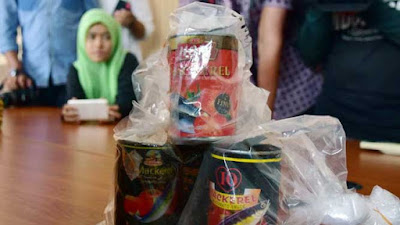 Ambon, Malukupost.com - Badan Pengawasan Obat dan Makanan (BPOM) Ambon melakukan pemantauan peredaran produk sarden kemasan kaleng merk "Jack Farmer Mackerel", Io dan Hoki yang mengandung cacing gilig. Kepala Seksi Sertifikasi dan Layanan Informasi Konsumen BPOM Ambon, Mathias Sandi Tokan Ola, di Ambon, Jumat (23/3), mengatakan, viralnya sarden kaleng mengandung cacing yang pertama kali ditemukan di Provinsi Riau sehingga perlu mengantisipasi agar tidak berimbas ke Maluku.