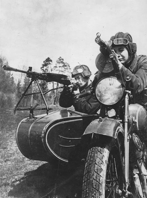 Red Army soldiers are on a TIZ AM-600 motorcycle with a mounted DP-27 machine gun, July 1941 worldwartwo.filminspector.com