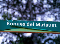 Indicador a les Roques del Matauet situat als Quatre Camins