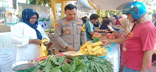 Pasar Murah Ramadan Diburu Masyarakat, Kapolres Karimun Ikut Melayani Pembeli