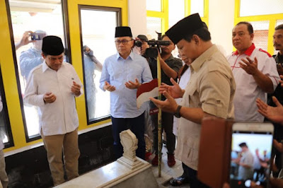 Prabowo Menyempatkan diri Berziarah ke Makam Gubernur Soerjo