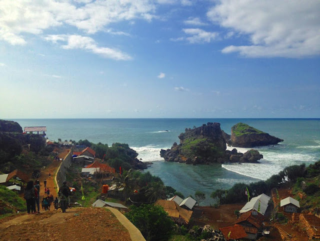 foto pemandangan pantai nglambor jogja