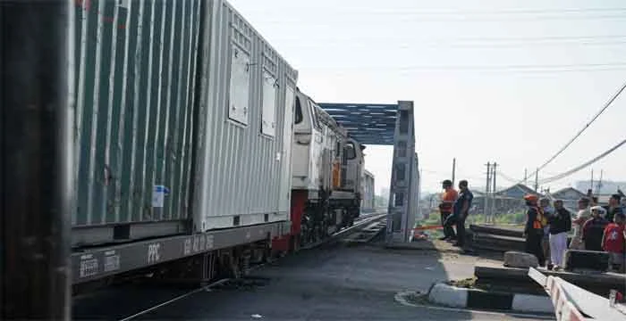 Evakuasi Lokomotif KA 112 Brantas di Semarang Berhasil