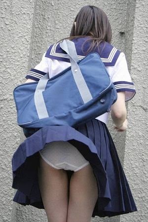 Foto-Foto Penampakan Celana Dalam Siswi Jepang