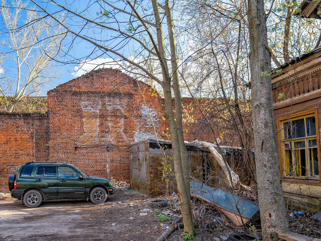 Ноги в сапогах на кирпичной стене