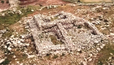 O Altar de Josué, descrito em Josué 8.30-32 e encontrado em 1983, é o primeiro centro de culto israelita completo - incluindo um altar para holocaustos - disponível para estudos