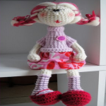 patron gratis muñeca amigurumi