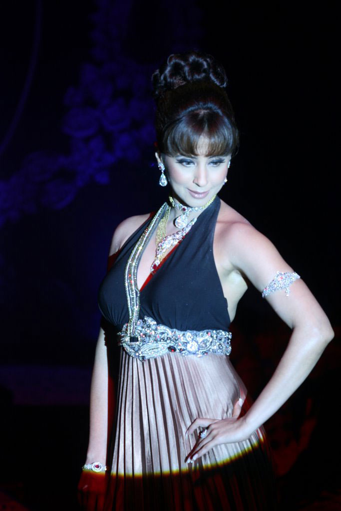 Urmila Matondkar Hot Ramp Walk at 40+