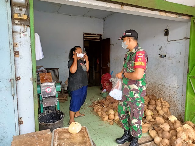 Sambangi pasar Cuplik Babinsa pantau pelaksanaan Prokes warga pasar tradisional.