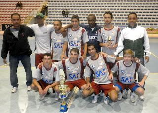 Secretário de Esportes Alexandre da Trindade com a equipe vencedora da Copa Intersupermercados de Futsal 2012
