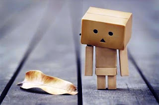 Gambar boneka danbo galau kesepian