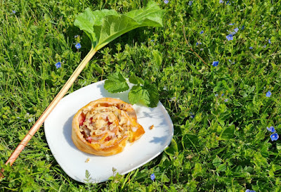 Rhabarber-Schnecken mit Marzipan und Walnüssen