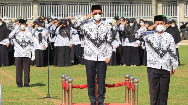 Wawako Erwin Yunaz Jadi Pembina Upacara Hari Guru Nasional Di Lapangan SMAN 2 Payakumbuh