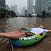 Gaya Turis Jerman "Nikmati" Banjir Jakarta