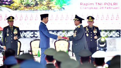 Presiden Jokowi Anugerahkan Pangkat Istimewa ke Prabowo Subianto