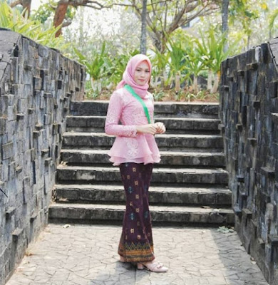 gambar model kebaya wisuda modern terbaru