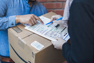 https://burst.shopify.com/photos/signing-shipping-forms-for-large-box?q=box