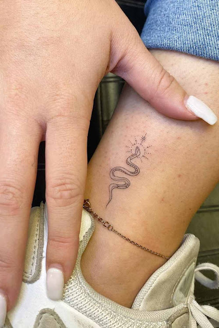 54 mini tatuagens de cobras para mulheres que querem demonstrar seu poder