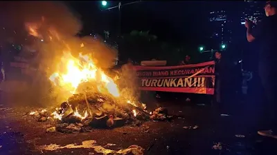 Memanas! Demo Pecah Depan Kantor KPU Diwarnai Massa Aksi Bakar Ban, Api Terlihat Membara Besar...
