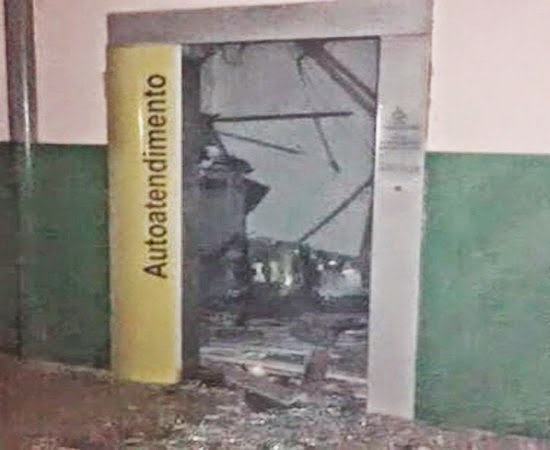 Bandidos explodem caixa eletrônico de banco em Ouriçangas