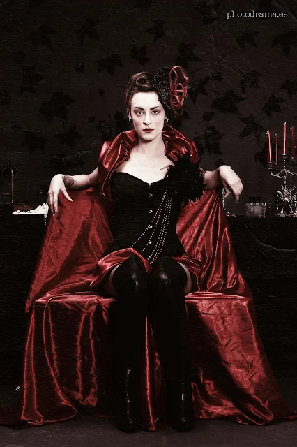 tocado de fiesta elegante negro y rojo con plumas negras