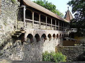 Castelo de Ronneburg: visão interna do caminho de ronda