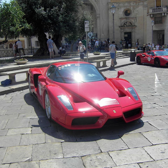 Salento V12 Ferrari Enzo Lecce Piazza Sant'Oronzo Cavalcade 2017