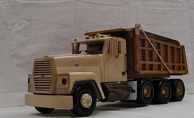 miniatur truk dari kayu klasik