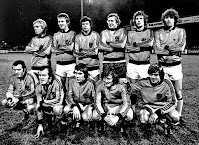 SELECCIÓN DE HOLANDA - Temporada 1977-78 - Eijsbergen, Hovenkamp, Suurbier, Piet Schrijvers, Vermeulen y Ruud Krol; Rene van der Kerkhof, Willy van der Kerkhof, Arnold Muhren, Wim  Jansen y Johnny Rep - Posiblemente esta alineación es para un amistoso frente a un combinado de l  Liga Holandesa, disputado el 30/01/1978, en el que la selección ganó 1-0