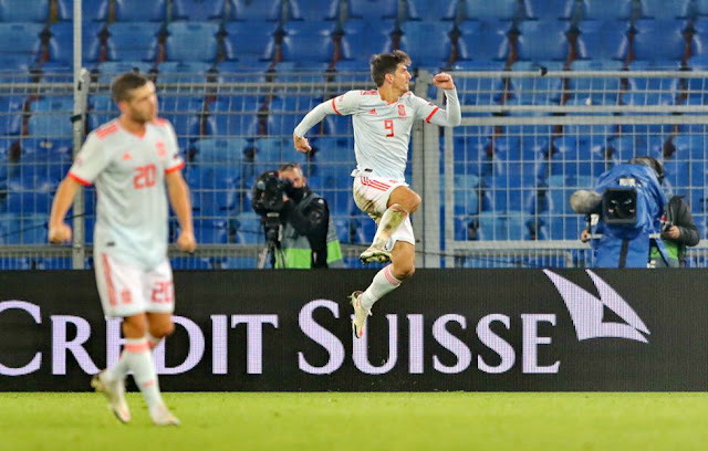 Ante la imagen desenfocada de Sergi Roberto, Gerard Moreno celebra con rabia su gol. SELECCIÓN DE SUIZA 1 SELECCIÓN DE ESPAÑA 1. 14/11/2020. Liga de Naciones de la UEFA, fase de clasificación, grupo 4, jornada 5. Basilea, Suiza, estadio St. Jakob-Park.