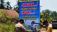 Personel Polsek Sawang Pasang Spanduk Himbauan Jangan Ngebut di Kawasan Jalan Elak 