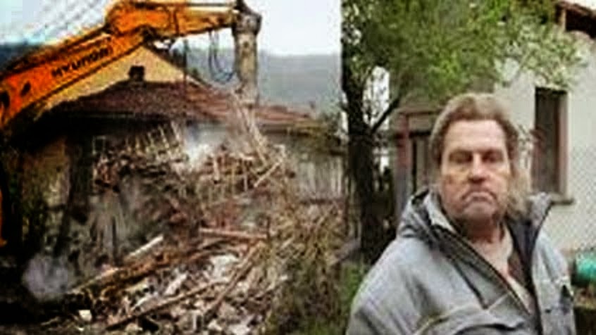 A man in debt demolishes his house and drops it in front of the bank - Dlazhnik