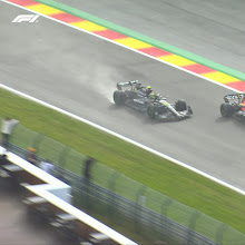 Checo Pérez abandona en la Sprint Race en Spa después de un contacto con Hamilton 