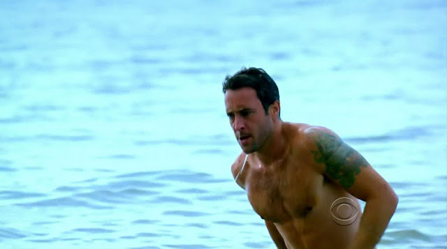 Alex O'Loughlin Shirtless on Hawaii Five-0 s1e02