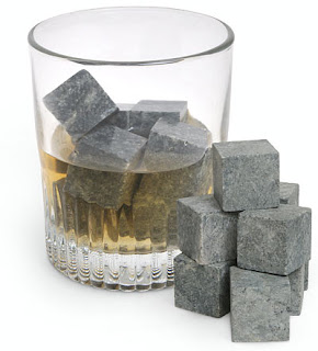 Um copo de whiskey on the rocks - mesmo.