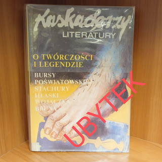 Na regale została wystawiona książka pod tytułem Kaskaderzy literatury: o twórczości i legendzie Bursy, Poświatowskiej, Stachury, Hłaski, Wojaczka, Bruna. W prawym dolnym rogu znajduje się czerwony napis Ubytek.
