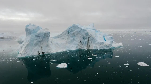 Vista del océano Ártico con bloques de hielo flotantes bajo la luz del sol, representando las condiciones de aguas abiertas durante las glaciaciones.