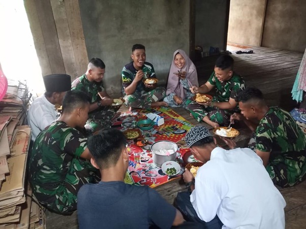 Kembali Ke Satuan Satgas TMMD Ke-111 Kodim 1207/Ptk Makan Bersama Orang Tua Asuh 