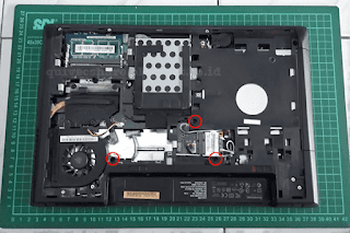 Buka baut penutup keyboard