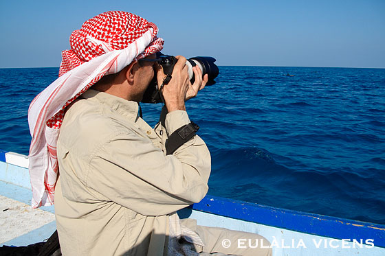 Oriol Alamany fotografiando delfines desde una barca Isla de Socotra Yemen