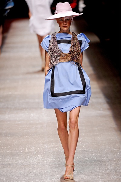 Vivienne Westwood Spring 2011 Ready-to-Wear Slideshow on Style.com - Google Chrome