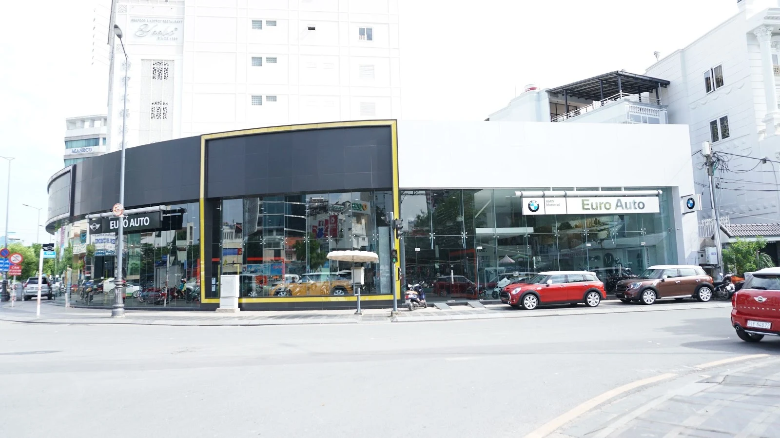 Cuối tuần đẹp trời ghé thăm showroom Mini Việt Nam