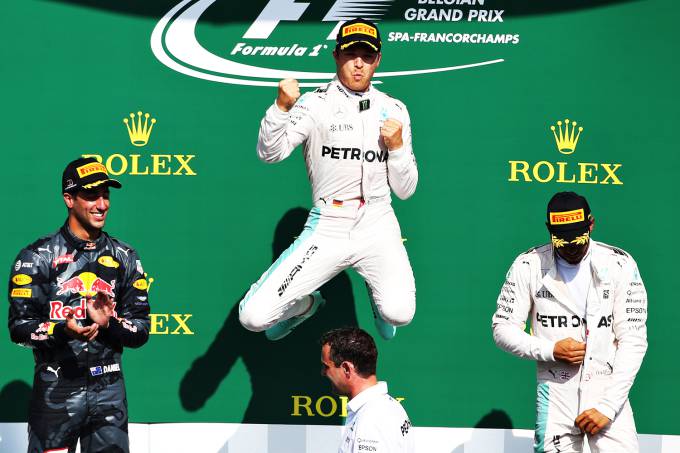 Nico Rosberg vence GP movimentado e com acidente espetacular de Kevin Magnussen