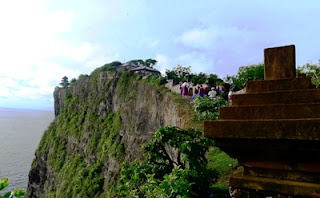 di pinggir tebing pura uluwatu