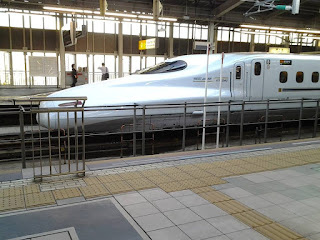 Naik shinkansen di jepun